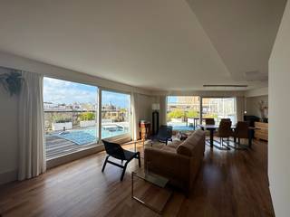Uniek dakappartement met twee slaapkamers waarvan 1 met een ruime dressing. Lichtrijke living met open ingerichte keuken voorzien van alle toestellen. In de living hebt u een gezellige bar. Twee grote terrassen met zeezicht. De luxebadkamer is met douche en een ligbad met een massagefunctie. In de huurprijs is er een autostaanplaats inbegrepen, de autostaanplaats is gelegen in de Leopold Parking vlak over het appartement. Het voorschot voor de algemene onkosten komt op € 100/maand. U bent vlak aan het strand, centrum en openbaar vervoer. Het appartement is vrij vanaf 01/11/2026. Vraag gerust een bezoekje aan.