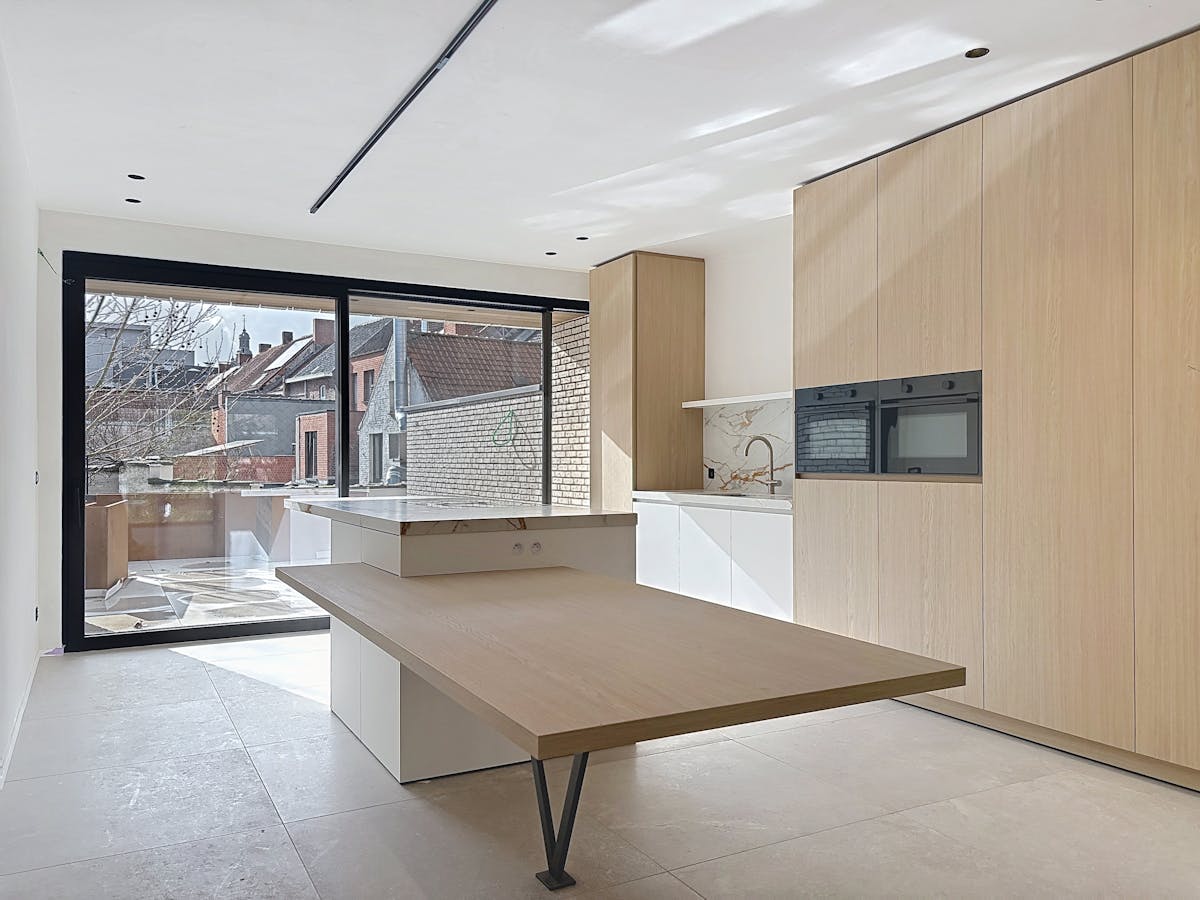 Maison récemment construite avec cour municipale et terrasse ensoleillée à Roeselare. - photo 2