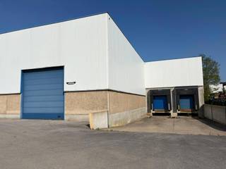 Magazijn te huur in Sint-Niklaas, gelegen in het Europark-Noord en het ligt vlak naast de R42. De opslagruimte van 3.017 m² beschikt over 4 laad-...