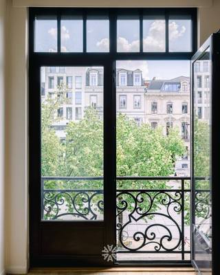 <p><span>GHENT - Kouter</span><span>: Are you looking for an exclusive and completely renovated apartment on the Kouter in Ghent? Then this apartment is exactly what you are looking for. </span></p><p><span>Main assets:</span></p><ul><li><span>Top location on the coveted Kouter, in the middle of the historic center of Ghent</span></li><li><span>Fully renovated while retaining authentic elements and character</span></li><li><span>Spacious and bright living spaces with stunning views of the Kouter </span></li><li><span>Practical layout with great living comfort</span></li><li><span>Easy access to stores, restaurants, public transport and main roads</span></li><li><span>Energy efficient (B) - 161 kWh/(m² year)</span></li></ul><p><span>Layout:</span><span><br /> Spacious entrance hall, bright living room with dining area, guest toilet, office / bedroom, new fitted kitchen, night hall,  spacious storage room incl washing machine connection, two spacious bedrooms, two spacious bathrooms. <br />Balcony adjoining the kitchen + balcony adjoining the master bedroom. </span></p><p><span>Includes basement storage, private garage box to rent at 150 euro/month</span></p><p><span>Thanks to the thorough renovation you will enjoy a perfect combination of modern living comfort and the authenticity of a building full of character.</span></p><p><span>Important information:</span><span><br />Rent price: </span><span>2.500 EUR/month<br />Provision</span><span> common costs: </span><span>200 EUR/month<br />Private</span><span> garage box: </span><span>150 EUR/month</span></p><p><span>Interested in this beautifully renovated apartment in this prime location? Then quickly request your visit at www.axellenaerts.be!</span></p>