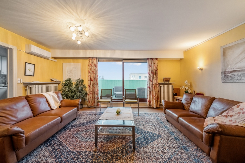 Roeselare-stadskern. PENTHOUSE op 6de verdieping aan het Coninckplein gelegen, met 2 slaapkamers, ochtendterras en avondterras. Een pareltje met unieke ligging ! - foto 4