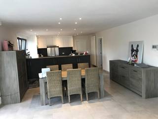 Zonnig, volledig vernieuwd appartement vlakbij het Centrum van Oostnieuwkerke.<br /><br />Het appartement gelegen op het eerste verdiep bestaat uit: <br />inkomhal - ruime leefruimte met zit- en eethoek en aansluitende volledig ingerichte keuken - 2 ruime slaapkamers - badkamer - wasplaats - ruime terras achteraan - terras vooraan.<br /><br />Bijhuren van garage (55 euro per maand)<br /><br />Alle ramen voorzien van rolluiken.<br /><br />Ruime geïsoleerde zolder.<br /><br />Centrale verwarming op gas<br /><br />Vrij vanaf 1 mei 2026