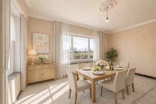 <p><span><strong>HALFOPEN WONING MET GARAGE OP 464M² OP TOPLIGGING IN DENTERGEM</strong></span><br /><span>Ben je op zoek naar een centraal gelegen halfopen woning met uiterst rustige ligging en landelijke verzichten? Dan is dit je kans!</span><br /><span>Deze halfopen woning is gelegen in de Kapittelstraat 26 (zijstraat van de Varingstraat) en geniet een uiterst rustige ligging, doch dicht bij bakker, slager, school, bibliotheek, winkels en invalswegen.</span><br /><span>Zowel vooraan als achteraan kan men het perceel bereiken en geniet men van een prachtig landelijk zicht. </span></p><p><span><strong>INDELING: </strong></span><br /><span>We komen binnen in de inkomhal die rechtstreeks toegang biedt tot zit-en eetplaats. De leefruimtes hebben grote raampartijen die voor veel natuurlijk lichtinval en een mooi zicht zorgen. De leefruimte vooraan is ideaal voor een vrij beroep of thuiskantoor.</span><br /><span>Via de leefruimte achteraan komen we terecht in de keuken (kookplaat | dampkap | spoelbak) met aansluitend de veranda en badkamer (bad | toilet | lavabo met meubel)</span><br /><span>Tot slot hebben we via de leefruimte eveneens toegang naar de droge kelder. </span><br /><span>Op het eerste verdiep is er een overloop naar 3 slaapkamers. </span><br /><span>Ook het tweede verdiep is toegankelijk via vaste trap en geniet alvast 1 slaapkamer en een zolderkamer.</span><br /><span>Rondom de woning is er een grote tuin met garage en tuinhuis die zowel vooraan als achteraan toegankelijk zijn.</span></p><p><span><strong>TROEVEN: </strong></span><br /><span>- TOPLIGGING</span><br /><span>- TOEGANKELIJK VOOR-ALS ACHTERAAN</span><br /><span>- 4 SLAAPKAMERS</span><br /><span>- GARAGE</span></p>