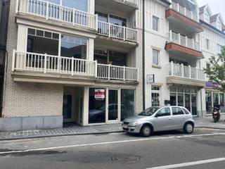 In centrum Waregem treffen we dit verrassend ruime handelspand van +/- 110 m² aan. Dit instapklare pand is voorzien van grote commerciële...