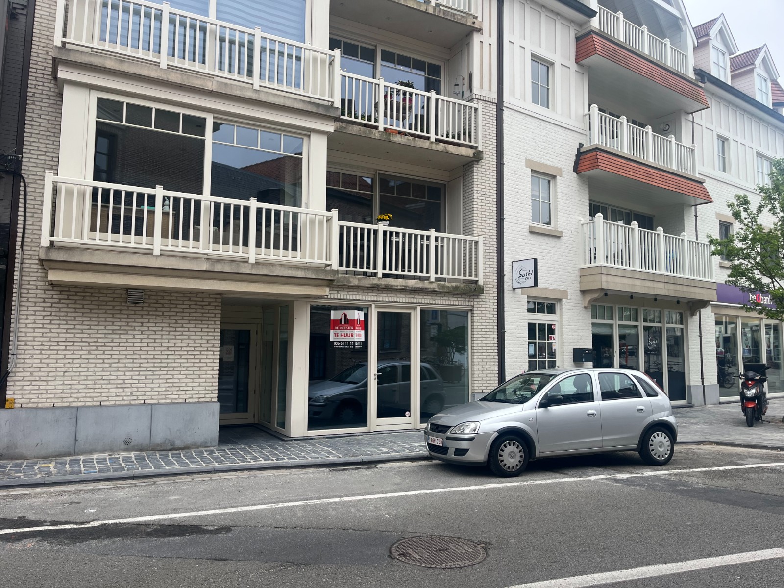 Zeer ruim en commercieel gelegen handelspand op de Markt in Waregem! - foto 1