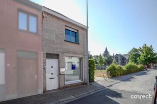 <div>Zeer centraal gelegen HO bebouwing met veel mogelijkheden en ruime tuin.</div><div> </div><div>Deze hoekwoning is ideaal als starterswoning of als vastgoedinvestering!</div><div>Op een rustige ligging gelegen, op wandelafstand van het centrum, scholen, winkels, openbaar vervoer en een gezellig stadsparkje naast de woning.</div><div>Bovendien is er een ruime openbare parking voorzien.</div><div>De woning biedt heel wat potentieel en is de ideale basis voor wie er met enkele renovatiewerken een echte thuis van wil maken.</div><div>Het pand beschikt al over vernieuwde electriciteit en de gasaansluiting is aanwezig ( gaskachels ).</div><div>Op het gelijkvloers vinden we de leefruimte, keuken met nieuwe lichtkoepel, badkamer met ligbad, lavabo en toilet, aansluiting voor de wasmachine/droogkast.</div><div>De veranda biedt een fijne verbinding met de grote tuin, die eveneens nog veel mogelijkheden biedt voor wie graag geniet van buitenruimte en dit in alle privacy.</div><div>Op de 1ste verdieping bevinden zich de 2 slaapkamers en de zolderverdieping biedt eveneen plaats aan een 3de slaapkamer, ideaal als kinderkamer, hobbyruimte of logeerkamer.</div><div> </div><div>Deze woning is een echte buitenkans, mits een kleine renovatie, zowel voor eigen gebruik als eerste woning of als vastgoedbelegging!!</div>