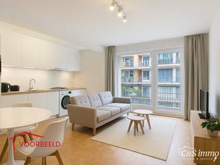 Dit gerenoveerd 1-slaapkamer appartement bevindt zich in een goed onderhouden gebouw. vlakbij Park Spoor Noord. Via de inkomhal betreedt u de lichtrijke woonkamer (ca.17m²) aan de achterzijde gelegen. De keuken (ca.7m²) bevindt zich aansluitend en is volledig voorzien van: koelkast met vriesvak, oven, kookvuur, dampkap en wasmachine. De keuken werd volledig gerenoveerd in 2020 en kan ook omgetoverd worden tot een open keuken. Aansluitend bij de keuken is er ook een bergplaats. De slaapkamer (ca. 14m²) is rustig gelegen aan de achterzijde met voldoende kastruimte. Via de woonkamer kan u het terras (ca.8m²) betreden, waar u kan genieten van de avondzon. De badkamer (ca.5m²) is voorzien van een lavabo, douche en toilet. <br /><br />Het appartement beschikt over een EPC B, wat zorgt voor een laag energieverbruik en energiezuinige woning. <br />Er is een aparte bergruimte aanwezig aan de inkomhal alsook 2 kelderbergingen. <br />Elektriciteit conform. Asbestveilig. Dak gerenoveerd. Lift Conform. Ramen vernieuwd 2017. P-en G-score: D