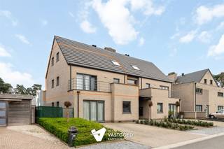 Zeer ruim duplex appartement (149m2) met 3 slaapkamers, terras en 2 autostaanplaatsen te Ham. Belangrijkste troeven:- Goede ligging op 3,5km van...