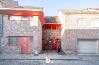 Ontdek deze charmante en instapklare stadswoning (bouwjaar 2001), gelegen in een rustige straat in het bruisende hart van Brugge. De woning heeft...