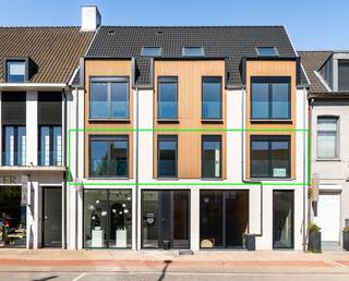 Ruim en luxueus appartement met 2 slaapkamers en zonnig terras in hartje ’s-Gravenwezel.In het centrum van ’s-Gravenwezel bevindt zich dit ruim en...