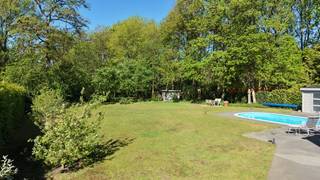 Zeer rustig gelegen villa met openluchtzwembad op mooi perceel van 22 are 89 ca. West georiënteerd.Residentieel gelegen vlakbij het golf-en...
