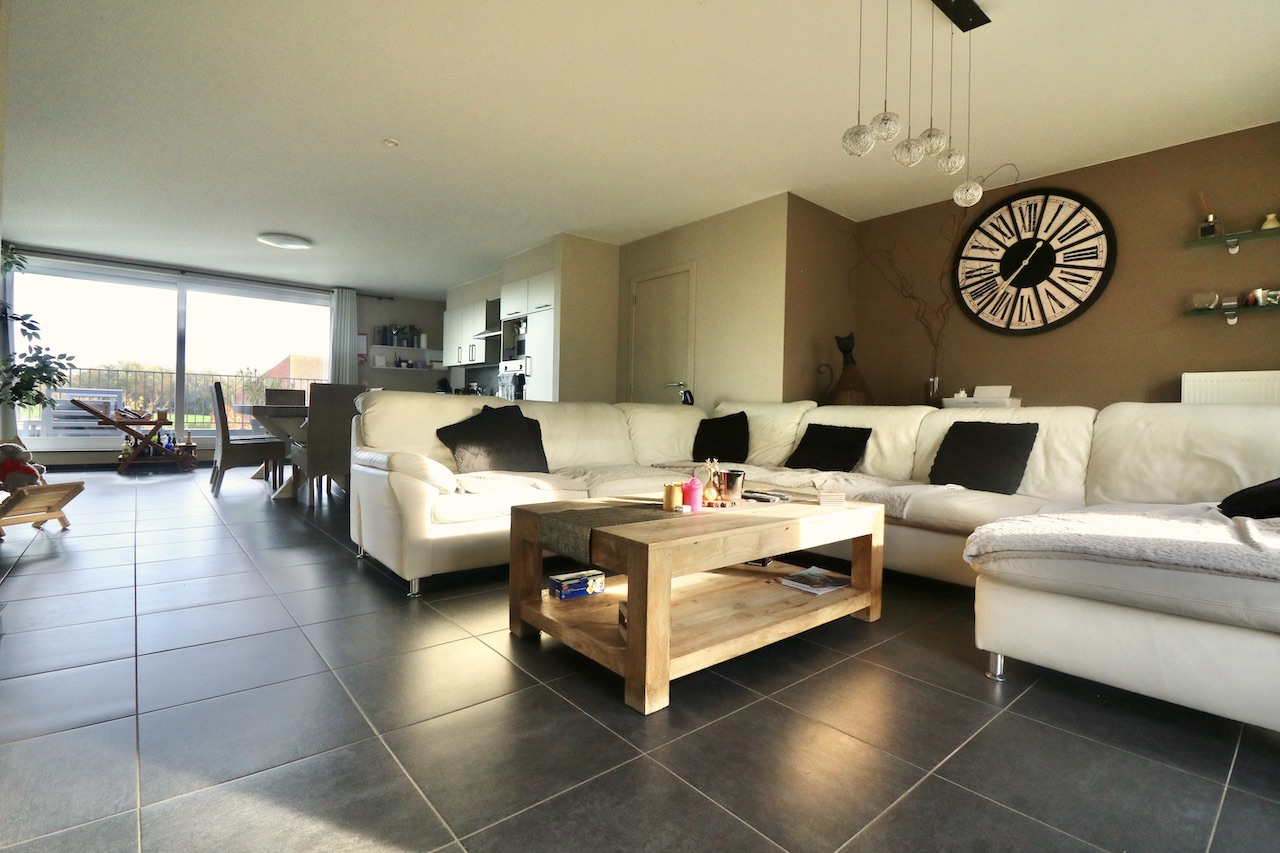 Ruim duplexappartement met 3 slpk, terras en carport voor 955 EUR/mnd - foto 4