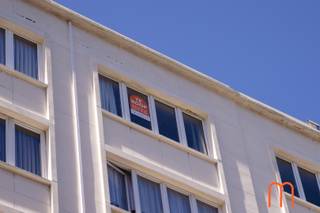 <strong>Vivre dans un emplacement de choix au cœur d’Ostende</strong><br />Dans l’emblématique Résidence Palmer House, située sur la très prisée Hendrik Serruyslaan, se trouve ce spacieux appartement au <strong>7</strong><strong>ᵉ</strong><strong> étage</strong> offrant une surface habitable de 95 m².<br />Grâce à sa situation centrale, vous profitez d’un cadre de vie exceptionnel, à proximité immédiate des commerces, restaurants, transports en commun et de la digue d’Ostende.<br /><br /><strong>Appartement entièrement à rénover avec un fort potentiel</strong><br />Cet appartement représente une opportunité unique pour les personnes à la recherche d’un projet de rénovation bénéficiant <strong>d’un emplacement premium</strong>.<br />Sa belle superficie et son agencement fonctionnel constituent la base idéale pour créer un appartement moderne et élégant selon vos goûts.<br />La situation au 7ᵉ étage offre également une belle luminosité naturelle ainsi qu’une agréable sensation d’espace.<br /><br /><strong>Atouts pratiques de l’appartement</strong><br /><span>Surface habitable : 95 m²</span><br /><span>Situé au 7ᵉ étage</span><br /><span>Appartement entièrement à rénover</span><br /><span>Cave privative dans la résidence</span><br /><span>PEB : 259 kWh/m² – Label C</span><br /><span>Année de construction : 1955</span><br /><span>Revenu cadastral : 815 €</span><br /><span>Chauffage central au mazout<br />Charges : 130 € par mois</span><br /><br /><strong>Situation centrale à proximité des commerces et commodités</strong><br />Cet appartement est situé dans le centre animé d’Ostende, avec toutes les commodités du quotidien accessibles à pied.<br />Supermarchés, commerces, restaurants, transports en commun et loisirs se trouvent à proximité immédiate, ce qui rend ce bien particulièrement intéressant comme résidence principale, seconde résidence ou investissement.<br /><br /><strong>Investir dans l’immobilier à Ostende</strong><br />Grâce à la combinaison de son emplacement, de sa superficie et de son potentiel de rénovation, cet appartement constitue une excellente opportunité sur le marché immobilier d’Ostende.<br />Vivre dans la charmante Résidence Palmer House, c’est choisir un emplacement central dans l’un des quartiers les plus recherchés de la ville.<br /> 