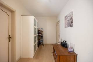 Sommige appartementen voelen groter aan dan je verwacht.<br /><br />Dat is precies wat meteen opvalt in dit appartement op de tweede verdieping van een kleinschalig gebouw in een rustige wijk van Kapellen. De lichtrijke leefruimte en de doordachte indeling zorgen voor een aangenaam ruimtegevoel, terwijl de gemeenschappelijke tuin een mooie extra troef vormt.<br /><br />Het appartement beschikt over twee slaapkamers, een badkamer en een dubbele garage. Dankzij de gunstige ligging woon je bovendien op korte afstand van het centrum van Kapellen, winkels, openbaar vervoer en alle dagelijkse voorzieningen.<br /><br />Met een EPC-label B geniet je bovendien van een energiezuinige woonst.<br />De gemeenschappelijke kosten bedragen € 95,00 per maand, inclusief een provisie voor de verwarming. Het appartement is beschikbaar vanaf 1 augustus 2026.<br /><br />Ben je op zoek naar een rustig gelegen appartement waar ruimte, comfort en een centrale ligging mooi samenkomen? Dan laten we je deze woning graag zelf ontdekken.