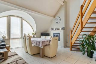 Dit energiezuinig appartement met slaapkamers en mezzanine is centraal gelegen nabij belangrijke invalswegen en het centrum van Izegem. Het appartement van ca. 85 m² bewoonbare oppervlakte bevindt zich op de bovenste verdieping en werd praktisch ingericht. Het appartement vormt ook een interessante investering met een uitstekend rendement.<br /><br />Indeling van het appartement:<br />- inkomhal met apart toilet<br />- lichtrijke leefruimte <br />- open keuken voorzien van alle comfort <br />- badkamer voorzien van lavabo in meubel en bad/douche<br />- slaapkamer<br />- mezzanine<br />- terras<br /><br />Mogelijkheid om een garagebox mee aan te kopen.<br /><br />Daarnaast bieden we nog andere appartementen aan van verschillende types in hetzelfde complex. Interesse in meerdere units? Profiteer dan van de aantrekkelijke pakketdeals! Neem contact met ons op voor meer informatie of een afspraak.<br /><br />Troeven van het appartement:<br />- energiezuinig en lichtrijk appartement<br />- lift aanwezig in het gebouw<br />- uiterst interessant rendement<br />- uiterst centraal gelegen nabij het centrum van Izegem en belangrijke verbindingswegen.<br /><br />Benieuwd? Vraag dan vandaag nog een bezoek aan!