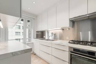 Dit ruime, gesloten appartement is gelegen aan de <strong>Alfons Pieterslaan</strong> in Oostende, op wandelafstand van het centrum en in de nabijheid van park, ziekenhuis en openbaar vervoer. Dankzij deze centrale ligging geniet u van alle voorzieningen binnen handbereik.
<p>Het appartement beschikt over een praktische indeling met <strong>drie volwaardige slaapkamers</strong> en behaalt een <strong>EPC-label B</strong>, wat zorgt voor een energiezuinige en comfortabele woonomgeving. De leefruimte en het terras bieden een <strong>vrij zicht</strong>, wat bijdraagt aan een aangenaam en lichtrijk gevoel. Bovendien is er een <strong>fietsenberging</strong> aanwezig in het gebouw.</p>

<p><strong>Indeling:</strong><br />Inkomhal met parlofoon en toegang tot de nachthal met ingemaakte kasten, lichtrijke living, keuken, drie slaapkamers, terras met vrij zicht, afzonderlijk toilet en praktische berging.</p>

<p><strong>Troeven:</strong></p>

<ul><li>
	<p>Centrale ligging nabij centrum en voorzieningen</p>
	</li><li>
	<p>Drie slaapkamers</p>
	</li><li>
	<p>Energiezuinig (EPC-label B)</p>
	</li><li>
	<p>Twee terrassen </p>
	</li><li>
	<p>Fietsenberging in het gebouw</p>
	</li></ul>