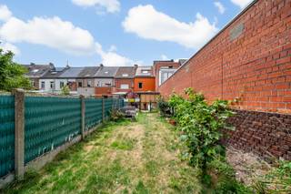 Te koop in Aalst!<br />Ben je op zoek naar een instapklare woning op een uitstekende locatie, met alle comfort én lage energiekosten? Dan is deze charmante woning in een rustige straat in Aalst precies wat je zoekt. Gelegen op een boogscheut van winkels, scholen, openbaar vervoer en belangrijke invalswegen, biedt deze woning het beste van twee werelden: rust én bereikbaarheid.<br />Binnenin geniet je van een lichtrijke leefruimte, een recent vernieuwde keuken en een verzorgde badkamer. De aangename tuin aan de achterzijde nodigt uit tot ontspannen momenten in de buitenlucht. Op de eerste verdieping bevinden zich twee volwaardige slaapkamers. De volledig afgewerkte zolderverdieping, bereikbaar via een vaste trap, is ingericht als derde slaapkamer en biedt extra ruimte voor wie nood heeft aan een bureau of hobbyruimte.<br />Ook qua energieprestaties scoort deze woning bijzonder goed. Een nieuwe warmtepomp, twaalf zonnepanelen en een dubbele thuisbatterij zorgen voor een lage energiefactuur. Het dak werd vernieuwd in 2010, de ramen zijn voorzien van dubbele beglazing in PVC en de elektriciteit is volledig conform, waardoor je zonder zorgen kunt intrekken.<br />Als extra troef is er parkeermogelijkheid vlakbij. Je kan een garage huren voor slechts 60 euro per maand, met bovendien de mogelijkheid om deze aan te kopen.<br /><br />Deze woning is een echte buitenkans voor wie comfortabel, energiezuinig en centraal wil wonen. Wacht niet te lang en neem vandaag nog contact op met Emilie via 0472/59.05.39 of emilie@cornelis-partners.be om jouw bezoek in te plannen.