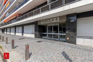 <p>Ruim en instapklaar appartement met 3 slaapkamers en garage in Sint-Niklaas</p><p>Op zoek naar een ruim appartement op een gunstige locatie in Sint-Niklaas? Dan is dit verzorgde appartement zeker een bezoek waard!</p><p>Het appartement gelegen op de 4de verdieping beschikt over drie volwaardige slaapkamers en biedt een aangename, praktische indeling. De recent gerenoveerde keuken is stijlvol afgewerkt en voorzien van alle hedendaagse comfort. Ook de badkamer werd vernieuwd, waardoor je zonder zorgen meteen kunt intrekken.<br />Alle slaapkamers én de leefruimte zijn allen voorzien van AIRCONDITIONING, wat een enorm comfort biedt om heel snel een ruimte af te koelen of zelfs op te warmen.</p><p>Met een EPC-score van 159 kWh/m²/jaar geniet je van een energiezuinige woning. Bovendien is het appartement asbestveilig, wat extra gemoedsrust biedt.</p><p>Als extra troef beschikt het appartement over een privatieve garage, ideaal voor het veilig parkeren van je wagen of als extra bergruimte.</p><p>Dankzij de uitstekende ligging bevinden winkels, scholen, openbaar vervoer en belangrijke invalswegen zich op korte afstand.</p><p>Neem vandaag nog contact op voor een bezoekje !</p>