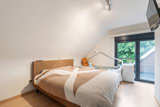 Prachtige woning OB op 737m² grondopp - 4 slpkmrs!<br /><br />Op zoek naar ruimte, comfort, rust en groen? Deze prachtige woning combineert kwaliteit en royaal woonoppervlak. De woning verwelkomt U met 3 dubbele parking en oprit met poort. Twee voordeuren. Eentje naar voormalige praktijkruimte (nu slaapkamer) met inkomhal en wc. Ander deur evenens inkomhal, badkamer met ligbad, ruime living met open keuken, knappe leefveranda, bergplaats/wasplaats, ruim terras, mooie aangelegde tuin rondom de woning en vijver. Boven nog 3 slaapkamers en 2e badkamer met douche. EPC 202 kWh/m² - label C. Elektriciteit CONFORM - uitgerust met zonnepanelen en laadpaal. Heerlijke plaats voor gezelligheid en ontspanning, comfortabel voor gezin met meerdere kinderen. Kom dit pareltje snel ontdekken!
