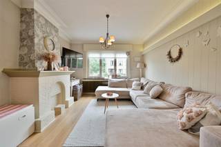<p><span>Vous recherchez une maison familiale étonnamment spacieuse, dotée de quatre chambres, d'un agréable jardin et offrant de nombreuses possibilités ? Construite en 1955, cette maison a fait l'objet d'importants travaux de rénovation au fil des ans et allie un agencement pratique à un espace de vie et de rangement remarquablement généreux.</span></p><p><span>Entre 2009 et 2010, plusieurs travaux de rénovation importants ont déjà été réalisés, notamment la réfection de la toiture, des fenêtres, de l'installation électrique, de la cuisine et de la salle de bains. Plus récemment, plusieurs chambres ont en outre été équipées de pompes à chaleur air-air, capables à la fois de chauffer et de climatiser.</span></p><p><span>Depuis le hall d’entrée, vous accédez au salon, puis à la cuisine entièrement équipée. Le rez-de-chaussée comprend également un couloir, des toilettes séparées et une salle de bains équipée d’une baignoire et d’une douche. Au premier étage, le couloir donne accès à trois chambres à coucher à part entière, dont deux sont équipées d’une pompe à chaleur air-air. Le deuxième étage a été aménagé en une quatrième chambre particulièrement spacieuse, également équipée d’une pompe à chaleur air-air. Cet étage se prête parfaitement à une chambre parentale, une chambre d’adolescent ou à une combinaison de chambre et d’espace de travail. De plus, la maison dispose d’une cave pratique qui offre un espace de rangement supplémentaire.</span></p><p><span>À l’extérieur également, cette maison a beaucoup à offrir. La terrasse couverte constitue un agréable espace extérieur supplémentaire, tandis que le jardin offre des possibilités supplémentaires pour profiter de la vie en plein air en toute tranquillité. On y trouve également un abri de jardin et un vaste débarras. Un atout supplémentaire réside dans le fait que la parcelle est accessible aussi bien par l’avant que par l’arrière. Trois places de parking sont en outre prévues à proximité de la maison.</span></p><p><span>La maison bénéficie d’un emplacement idéal à Itegem, à proximité du centre du village, des commerces, des écoles et des commodités quotidiennes. Heist-op-den-Berg, Herentals et Herenthout sont également facilement accessibles. Vous profiterez ainsi d’un cadre de vie agréable sans faire de compromis sur l’accessibilité et le confort.</span></p><p><span>Une maison étonnamment spacieuse, dotée de quatre chambres, d’un agréable espace extérieur et de nombreux travaux de rénovation déjà réalisés, qu’il faut surtout découvrir sur place pour apprécier pleinement l’espace et les possibilités qu’elle offre.</span></p><p><span>Venez découvrir cette maison avec nous.</span></p><p><span><strong>Contactez Dupont Vastgoed au 015 15 15 15 pour plus d'informations ou pour organiser une visite sur place.</strong></span></p>