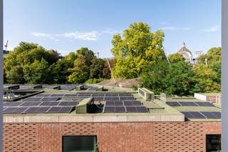<p><span>Royaal karakterappartement met zicht op de Zoo<br /><br />Op de tweede verdieping van een statige meesterwoning bevindt zich dit bijzonder ruime appartement met een terras van ca. 18 m², voorzien van een zonnetent. Het meer dan 100 jaar oude pand dat vroeger dienstdeed als schrijnwerkerij, ademt nog steeds karakter en combineert dit vandaag met een uitzonderlijk gevoel van ruimte en comfort. </span><span>De plafonds van ruim 3 meter hoog, de eiken parketvloer en de grote raampartijen aan zowel de voor- als achterzijde versterken het authentieke karakter. Tegelijk zorgen de vele ramen voor een overvloed aan natuurlijk licht en een aangename, open sfeer doorheen het appartement.</span></p>
<p><span>Via de inkomhal komt u binnen in de ruime leefruimte, waar de hoge plafonds en royale afmetingen meteen voor een aangenaam ruimtegevoel zorgen. Aansluitend bevindt zich de afzonderlijke keuken die zowel vanuit de leefruimte als rechtstreeks vanuit de inkomhal toegankelijk is. </span><span>Aan de rustige achterzijde bevinden zich twee volwaardige slaapkamers. Het appartement is verder uitgerust met screens en stores, een alarmcentrale en afzonderlijke meters voor water en gas. Ook het dak van het gebouw werd recent in november 2025 volledig gerenoveerd.</span></p>
<p><span>De Ommeganckstraat geniet van een uiterst centrale ligging, recht tegenover de Zoo van Antwerpen en op wandelafstand van het Centraal Station. De Keyserlei, Meir en het bruisende stadscentrum met zijn vele winkels, restaurants en cafés liggen vlakbij. Ook qua bereikbaarheid zit u hier uitstekend, met tal van tram- en busverbindingen en het Centraal Station om de hoek.<br /><br /></span><span><strong>Bijzonderheden:</strong><br />- Asbestveilig<br />- Privatieve kelderberging<br />- Parkeerplaats mee aan te kopen voor € 40.000<br /></span></p>