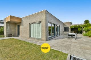 Deze instapklare alleenstaande bungalow is gelegen op een royaal perceel en biedt een uitzonderlijke combinatie van ruimte, comfort en gelijkvloers wonen. De woning werd doordacht ontworpen met een praktische indeling waarbij alle leefruimtes zich op één niveau bevinden, wat zorgt voor optimaal gebruiksgemak en een aangename woonervaring.<br /><br />Via de ruime inkomhal met gastentoilet komt u terecht in de bijzonder lichtrijke leefruimte. Dankzij de grote raampartijen geniet u hier van een mooi contact met de tuin en een overvloed aan natuurlijk licht. Aansluitend bevindt zich de ruime, volledig uitgeruste keuken met voldoende werk- en bergruimte. De verschillende bergingen, wasruimte en technische ruimte zorgen ervoor dat functionaliteit en comfort perfect hand in hand gaan. De woning beschikt over meerdere volwaardige slaapkamers, waaronder een master bedroom met aansluitende dressing. De ruime badkamer is uitgerust met een inloopdouche, ligbad, dubbele lavabo en toilet, waardoor ze volledig tegemoetkomt aan de hedendaagse woonwensen.<br /><br />Ook buiten valt deze eigendom op door haar verzorgde en aangename omgeving. De tuin biedt tal van mogelijkheden om te genieten van rust en privacy. Onder de pergola kunt u heerlijk ontspannen of gezellig tafelen met familie en vrienden. Daarnaast beschikt het perceel over een ruim tuinhuis, een kippenhok en voldoende buitenruimte voor tuinliefhebbers. De grote carport met geïntegreerde fietsenberging zorgt bovendien voor een praktische en comfortabele parkeermogelijkheid.<br /><br />Bent u op zoek naar een ruime, instapklare villa waar comfortabel gelijkvloers wonen centraal staat, omringd door rust en groen? Dan is deze eigendom absoluut een bezoek waard. Bezoeken kan op de KIJKDAG op 27 juni van 14u tot 16u, op afspraak.<br /><br />De vermelde prijs is een richtprijs. Elk bod hoger of lager dan de vermelde prijs wordt overgemaakt aan de eigenaar die zich het recht voorbehoudt om dit al dan niet te aanvaarden.<br /><br />Neem voorsprong met een vrijblijvende en gratis schatting van uw eigendom via:<br />http://www.residentievastgoed.be/gratisonlineschatten<br /><br />EPC: 260 kWh/m² - UC: 3890009 ~ Vg, Wg, Gvkr, Gvv, Gmo ~ Ref. MI24942