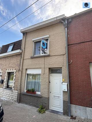 <p><span>CHARMING 3-BEDROOM TOWNHOUSE</span></p><p><span>Asking price: 175,000 euros</span></p><p><span> </span></p><p><span>This home is ideally located near the city center of Geraardsbergen, close to schools, shops, and public transportation.</span></p><p><span>Downstairs, there is a living room with an open-concept kitchen, a storage room, and a bathroom equipped with a shower, sink, and toilet. </span></p><p><span>Upstairs, there are 2 bedrooms. </span></p><p><span>The home also features two separate attics, offering the potential for an additional room. </span></p><p><span>At the rear, there is an easement granting a right of way. </span></p><p><span> </span></p><p><span>HIGHLIGHTS:</span></p><p><span>- Electricity compliant with AREI standards</span></p><p><span>- New windows </span></p><p><span>- EPC rating D —> no mandatory renovation required</span></p><p><span> </span></p><p><span>For more information or to schedule a visit, call Dylan at 0489/54.69.99 or email <span>Dylan@svena.be</span></span></p><p><span> </span></p><p><span>This information is provided for informational purposes only, and we cannot be held liable for any inaccuracies. </span></p><p><span>The living area is for reference only.</span></p><p><span> </span></p>