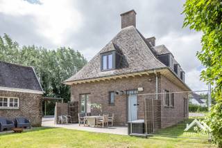Deze recent gerenoveerde villa combineert een authentieke uitstraling met een verzorgde afwerking in luxueuze materialen en biedt dankzij haar ruime indeling heel wat mogelijkheden voor de toekomst. Via de majestueuze inkomhal betreed je de woning en krijg je meteen een gevoel van ruimte. De lichtrijke leefruimtes vormen het aangename hart van de woning en sluiten aan op de uitgeruste keuken. Verder beschikt het gelijkvloers over een badkamer en een afzonderlijk toilet. Momenteel is de woning ingericht met twee slaapkamers, maar de huidige indeling biedt in de praktijk potentieel voor drie tot vier slaapkamers. Zo kan op het gelijkvloers relatief eenvoudig een extra slaapkamer worden ingericht. Ook de verdieping biedt verschillende mogelijkheden, waarbij de huidige leefruimte van het appartement bijvoorbeeld kan worden ingericht als bijkomende slaapkamer, studio of polyvalente ruimte. De zolderverdieping is eveneens een belangrijke troef. Mits verdere inrichting kan deze ruimte perfect dienstdoen als ruime extra slaapkamer, hobbyruimte of bureau. Daarnaast biedt het gelijkvloers interessante mogelijkheden voor wie wonen en werken wil combineren. Denk hierbij bijvoorbeeld aan een zelfstandige activiteit, praktijk, kantoor of andere professionele invulling, afhankelijk van de geldende voorschriften. Ook buiten beschikt deze eigendom over heel wat troeven. De ruime, boomrijke tuin zorgt voor een aangename groene omgeving en wordt aangevuld met een terras, een aparte garage en een lange oprit met ruime parkeergelegenheid. Dankzij de ligging vlak bij de R4 geniet je bovendien van een uitstekende bereikbaarheid. Hierdoor is deze eigendom niet alleen interessant voor gezinnen die op zoek zijn naar ruimte en mogelijkheden, maar ook voor zelfstandigen of ondernemers die een combinatie van wonen en werken voor ogen hebben..Inschrijven via mail naar stefan@immo-home.be, geen telefonische inschrijvingen! Volg ons op Fb en Insta. Voor meer info: www.immo-home.be. GRATIS SCHATTING & GRATIS FINANCIEEL ADVIES