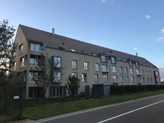 Uitstekend gelegen woonappartement op de tweede verdieping.<br /><br />Het appartement bestaat uit: lichtrijke leefruimte met zit- en eethoek - open keuken met oa luxe-fornuis, steamer, vaatwas,... - ruime hal - apart toilet - wasplaats - ruime slaapkamer - badkamer met wastafel en bad met douchecomfort - kleine slaapkamer.<br /><br />Uitstekend gelegen terras.<br /><br />Centrale verwarming op gas - radiatoren.<br /><br />Energiezuinig - Electriciteit comform - piekfijn onderhouden - kwalitatief afgewerkt.<br /><br />Syndic: €60