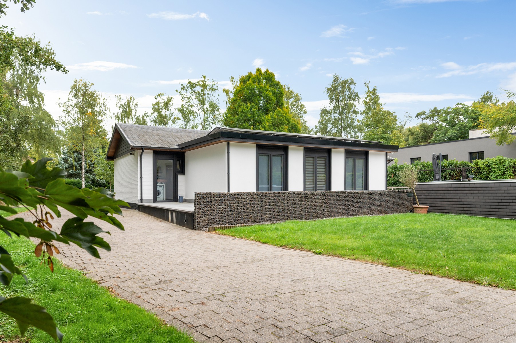 Lichtrijke laagbouwwoning met zwembad en werkplaats - foto 4