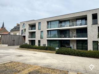 Dit appartement (C2.3) is gelegen op de 2de verdieping in de Residentie Brouwershof te Westrozebeke (Staden) en bestaat uit: inkomhal - toilet - badkamer - leefruimte - keuken - berging - 2 slaapkamers - terras - garagebox (G114)<br /><br />Troeven van dit appartement: <br />- EPC-label A<br />- bewoonbare oppervlakte van 84,21 m²<br />- terras van 8,22 m²<br />- momenteel is het appartement met garagebox verhuurd aan 700 €/mnd<br /><br />Verkoop onder het stelsel van 21% BTW.