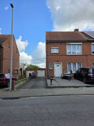 Instapklare halfopen bebouwing met 4 slaapkamers, tuin en garage in Kessel-Lo (Leuven)<br />Instapklare halfopen bebouwing met 4 slaapkamers, tuin en garage op een toplocatie in het gegeerde Kessel-Lo (Leuven). Gelegen in een rustige straat op wandel- en fietsafstand van Leuven-centrum, station, scholen en openbaar vervoer. Ideaal voor wie comfortabel en rustig wil wonen met alle voorzieningen vlakbij.<br />Indeling van de woning<br />Gelijkvloers:<br />- Inkomhal<br />- Ruime en lichtrijke living met zicht op de tuin<br />- Volledig uitgeruste keuken<br />- Gastentoilet<br />Eerste verdieping:<br />- 3 slaapkamers (waarvan 1 momenteel bureau)<br />- Badkamer<br />Tweede verdieping:<br />- 1 grote slaapkamer<br />- Overloop (mogelijkheid extra bergruimte of hobbyruimte)<br />Kelder:<br />- Kelder met aansluiting wasmachine en droogkast<br />Extra troeven<br />- Instapklaar<br />- Halfopen bebouwing<br />- 4 slaapkamers<br />- Garage + oprit<br />- Tuin<br />- Rustige en kindvriendelijke buurt<br />- Nabij scholen, zwembad en openbaar vervoer<br />- Op fietsafstand van Leuven-centrum en station<br />- PVC dubbele beglazing<br />- Centrale verwarming op aardgas<br />- Dakisolatie<br />Ligging<br />Gelegen in het gegeerde Kessel-Lo (Leuven) met vlotte verbinding naar Leuven-centrum, E314 en omliggende gemeenten.<br />Contact<br />Info en bezoek op aanvraag:<br />Email: silviedesimpelaere@hotmail.com<br />GSM/WhatsApp: 0493 85 92 75<br />