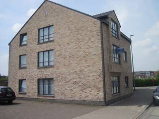 Dit energiezuinig appartement, bestaande uit inkom, berging, woonkamer, keuken, afzonderlijk toilet, slaapkamer en badkamer, heeft een bijzonder ruime indeling en is uitstekend onderhouden (én net geschilderd). <br /><br />De woonkamer is lichtrijk en ruim en de praktische keuken sluit goed aan op de leefruimte.<br />Eveneens een afzonderlijke berging aanwezig. <br />De grote slaapkamer biedt voldoende ruimte voor een groot bed, een kledingkast, ... . <br />De badkamer (met sierradiator) is voorzien van een dubbele lavabo en ligbad. <br /><br />Daarnaast beschikt het appartement over één parkeerplaats en een gemeenschappelijke fietsenstalling/opbergruimte wat tevens inbegrepen is in de prijs. <br /><br />Het appartement is gelegen in Oudenaarde, op de hoek van de Fortstraat en de Groenstraat. <br />U bevindt zich op loopafstand van winkels, restaurants en openbaar vervoer. <br />Extra pluspunt: stad Oudenaarde op wandelafstand!<br /><br />Provisie maandelijkse kosten: 10 euro