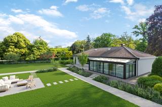 <span>Praktische gezinswoning met 3 slaapkamers, op een riant perceel van 2.656m².</span><br /><br /><span>INDELING</span><br /><br /><span>In deze woonst bevinden alle woonvertrekken zich op het gelijkvloers, omvattende:</span><br /><span>- inkomhal (6m²) met toilet </span><br /><span>- </span><span>woonkamer (41m²) met houtkachel & airco en aansluiting aan de veranda </span><br /><span>- keuken (16,5m²) ingericht met toestellen: inductiekookplaat, dubbele spoelbak, ijskast en microgolfoven<br /></span><span>Via de keuken is eveneens de veranda toegankelijk.<br /></span><span>- nachthal (8,6m²) met praktische vestiaire (2m²)<br /></span>- toilet <br /><span>- 3 slaapkamers (de hoofdslaapkamer is 17,5m² groot en heeft airco, de 2 overige slaapkamers zijn 13m² & 15,5m² en beschikken beide over praktische wandkasten)<br /></span>- <span>badkamer (8m²) met ligbad, douche, lavabomeubel en toilet </span><br /><br /><span>Een ruime veranda (26m²) is achteraan aangebouwd, met toegang tot het terras en de prachtige tuin. Deze is als in een sprookje: aangelegd met vijvers, wandelpaden en terrassen.<br /></span>Tevens bevindt zich hier een tuinhuis (12m²) en een houtopslagplaats (16m²).<br /><br /><span>De ruime, inpandige garage (50m²) heeft een automatische poort en is tevens toegankelijk via de nachthal.<br /></span>Hier bevindt zich de verwarmingsinstallatie.<br /><br /><span>De woning heeft een kruipkelder en de zolder is toegankelijk via een vliertrap.<br /><br /></span>DE 3D BEELDEN ZIJN ILLUSTRATIEF OM ANDER BEELD VAN DE WONING TE KRIJGEN<br /><br /><span>BIJZONDERHEDEN</span><br /><span>- dubbele beglazing PVC</span><br /><span>- EPC label E</span><br /><span>- verwarming op stookolie</span><br /><span>- warmtepomp koud/warm voor airco<br />- rolluiken & vliegenramen aan slaapkamers</span><br /><br /><span>POSITIEVE ASPECTEN</span><br /><span>- ruim perceel met prachtige tuin <br /></span>- woonst met veel potentieel<br /><br /><em>Stedenbouwk. inlichtingen in aanvraag</em><br /><br /><strong>Dit pand is onderworpen aan de renovatieverplichting van de Vlaamse overheid voor residentiële gebouwen (behoudens bij sloop binnen 5 jaar na de aankoop).</strong>