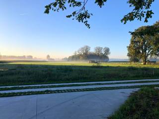 <p>Ontdek deze prachtige bouwgrond aan de Nieuwpoortstraat in Lokeren, waar de ruimte en mogelijkheden samenkomen op een perceel van maar liefst 913 vierkante meter. Dit open bouwperceel biedt u de kans om uw woonidealen te verwezenlijken in een serene omgeving, omgeven door natuur en tranquilliteit. De ligging spreekt zowel gezinnen als natuur- of rustliefhebbers aan en vormt de ideale basis voor het creëren van uw droomwoning.</p>
<p>Met deze grond heeft u de volledige vrijheid om te bouwen naar uw eigen wensen en stijl. Of u nu kiest voor een moderne architectuur of een traditionele uitstraling, hier krijgt u de gelegenheid om uw persoonlijke touch aan te brengen. De omgeving is rustig en kindvriendelijk, waardoor het perfect is voor het opgroeien van een gezin. Grijp deze kans om een nieuw hoofdstuk te starten in een omgeving die aanvoelt als een waar paradijs. Neem vandaag nog contact met ons op voor meer informatie en ontdek de mogelijkheden die deze bijzondere locatie te bieden heeft.</p>