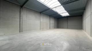 Benaderende AFMETINGEN:<br />Breedte: 12m x lengte: 27,90m of ± 335m²<br /><br />AFWERKING:<br />- Stalen constructie: gezandstraald, behandeld met lasprimer en voorzien van all meta coating<br />- Geïsoleerde (10cm PIR) gladde betonpanelen - EPB-conform<br />- Scheidingswanden in gladde betonpanelen, dienst doende als brandmuur (EI60)<br />- Gepolierde en gewapende betonvloer (15cm) met XPS vloerisolatie (volgens EPB-normering).<br />- Geïsoleerd (100mm PIR) plat dak bestaande uit geprofileerde staalplaten (Steeldeck met roofing)<br />met centrale lichtstraat (dubbelwandige polycarbonaat platen (2x 10mm vierwandig), voorzien van rook- en warmteafvoersysteem)<br />- 1 geïsoleerde, automatische sectionaalpoort (h: 4,20m; b: 4,50m) met afstandsbediening (één zender)<br />- Per unit is een raampartij voorzien en glazen inkomdeur. IDEAAL om nog een kantoorruimte te voorzien.<br />- Extra belasting voor zonnepanelen is voorzien: 15kg/m²<br /><br />Conform bijlage 6, Brandklasse C!<br />Automatische branddetectie met RWA-luiken<br /><br />NUTSVOORZIENINGEN:<br />Stadswater, elektriciteit (40A, 3 x 400V), internet/telefoonkabel van het tellerlokaal tot in de unit, gescheiden rioleringsstelsel voorzien voor afvoer van regen- en afvalwater. <br />Per 2 units is regenwaterput van 10.000 liter voorzien, met aanzuigleiding per unit (zonder pomp).<br /><br />OMGEVINGSWERKEN en TOEGANGSWEGEN:<br />Rond de gebouwen zal de buitenaanleg en de groenvoorziening <br /><br />LIGGING:<br />- Centrale ligging in West-Vlaanderen<br />- Op slechts enkele kilometers van de autosnelweg E403 (Brugge-Kortrijk), afrit 'Ruddervoorde-Zedelgem'<br />- Op 500m van N32 - verbindingsbaan Brugge-Torhout<br /><br />* Bijzonderheden:<br />- Vermelde prijzen zijn exclusief 21% btw, en onroerende voorheffing (conform aanslagbiljet)<br />- Onmiddellijk beschikbaar!<br />- Onze referentie op<strong> </strong><strong>www.centro.be</strong>: <strong>P0507</strong><br />- <strong>Interesse?</strong> Neem dan vandaag nog contact voor meer info of bezichtiging:<strong> </strong><strong>050700102</strong><strong>.</strong><br /><br /><strong>CENTRO | BEDRIJFSVASTGOED </strong>is reeds 24 jaar <u>gespecialiseerd in de bemiddeling van commercieel- en bedrijfsvastgoed</u> in West- en Oost-Vlaanderen.<br />