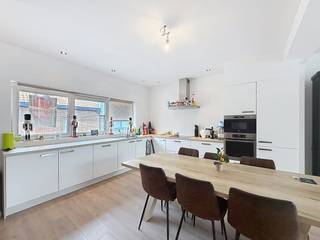 Dit ruime twee slaapkamer appartement te huur nabij het centrum van Oudenaarde is een echte aanrader. Dit gezellige duplex appartement werd afgewerkt met zeer kwalitatieve materialen. <br /><br />INDELING:<br />leefruimte - open keuken - berging 1 - slaapkamer 1 - berging 2 - badkamer - slaapkamer 2 - zolderruimte - autostaanplaats<br /><br />TROEVEN:<br />+ gezellig duplex appartement<br />+ gunstige ligging <br />+ volledig instapklaar<br /><br />Autostaanplaats bij te huren aan €30/maand.<br /><br />De snelste manier om een bezoek te brengen aan deze woning? Vraag je bezoek aan via de rode knop op onze website (www.dewaele.com) en je wordt gecontacteerd door onze verhuurexpert. Telefonisch kunnen er geen afspraken gemaakt worden. Bij andere vragen kun je ons telefonisch contacteren via 055 20 80 20.