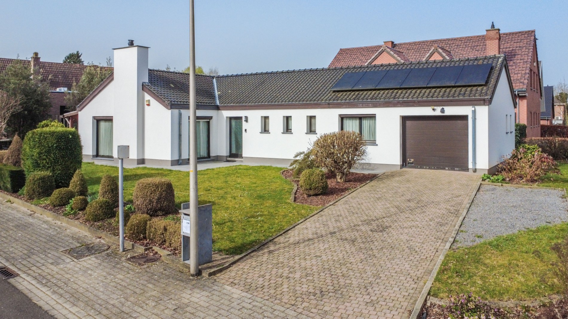 CHARMANTE BUNGALOW MET 2SLPK OP TOPLOCATIE ! - foto 2