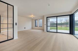 Dans un quartier résidentiel de Sint-Idesbald (Koksijde), nous trouvons cette villa neuve à vendre. Cette maison de 3 chambres et 2 salles de...