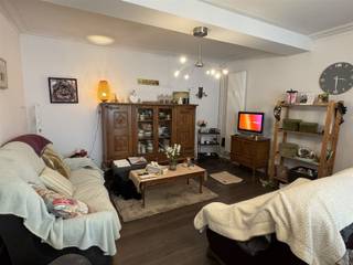 Appartement résidentiel à Mechelen-North avec une surface habitable de 68m².L'appartement comprend un hall d'entrée avec vestiaire, un séjour avec cuisine ouverte et terrasse attenante, une salle de bain, une chambre et un grand débarras.En outre, l'appartement dispose d'un débarras en sous-sol (K58), d'un garage à vélos commun et d'un parking en surface.