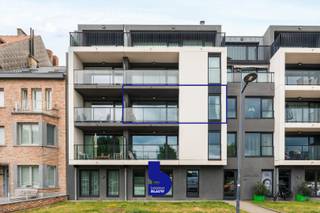 Op zoek naar een instapklaar appartement waar comfort, energiezuinigheid en een centrale ligging samenkomen? Dan is dit stijlvolle éénslaapkamerappartement op de tweede verdieping beslist een bezoek waard.<br /><br />Gelegen aan de Edward Moreauxlaan geniet u van een uitstekende bereikbaarheid naar het centrum van Oostende, de haven en de belangrijkste invalswegen. Bovendien beschikt het appartement over een uitstekend EPC-label A, wat garant staat voor een energiezuinige woonst en bijzonder lage energiekosten.<br /><br />Indeling: Via de gemeenschappelijke lift bereikt u comfortabel het appartement. De lichtrijke leefruimte vormt het hart van de woning en biedt voldoende plaats voor een gezellige zithoek en eetruimte. Dankzij de grote raampartijen geniet u van veel natuurlijk licht en een aangename verbinding met het terras.<br />De moderne open keuken is volledig uitgerust met kwalitatieve toestellen, waaronder een combi-oven, vaatwasmachine en koelkast met diepvriesvak. Aansluitend bevindt zich een praktische berging met aansluiting voor een wasmachine.<br /><br />Verder beschikt het appartement over een ruime slaapkamer, een verzorgde badkamer met douche en een afzonderlijk toilet voor extra comfort.<br />Het zonnige terras biedt een aangename buitenruimte met open zicht op de omgeving, ideaal om te ontspannen na een drukke dag.<br /><br />Extra troeven
<ul>
<li>EPC-label A: uiterst energiezuinig</li>
<li>Instapklaar en perfect onderhouden</li>
<li>Gemeenschappelijke fietsenberging</li>
<li>Lift aanwezig in het gebouw</li>
<li>Vlotte verbinding naar centrum, haven en uitvalswegen</li>
<li>Parkeermogelijkheden vlak voor het gebouw</li>
<li>Ideaal als eigen woonst, tweede verblijf of investering</li>
</ul>
