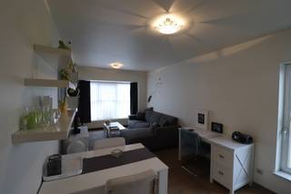 Indeling:Woonkamer met open keuken met witte formica aanbouwkeuken met spoeltafel met 1 spoelbak, afzuigkap en elektrische kookplaat, badkamer met...