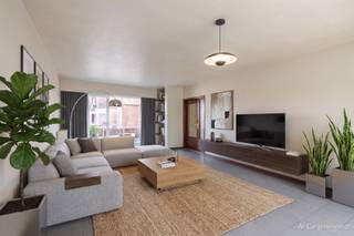<p>Bent u op zoek naar een ruim appartement op een centrale ligging in Sint-Niklaas? Dan is dit misschien wel uw nieuwe thuis!</p><p>Dit lichtrijke appartement bevindt zich op wandelafstand van winkels, scholen, openbaar vervoer en andere voorzieningen. Via de ruime inkomhal bereikt u de gezellige leefruimte met veel natuurlijke lichtinval en de aparte, ingerichte keuken. Aan de achterzijde van het gebouw geniet u van een aangenaam terras.</p><p>Verder beschikt het appartement over twee volwaardige slaapkamers en een badkamer met douchebad, aparte douche, wastafel en toilet.</p><p>Dankzij het EPC-label B geldt geen renovatieplicht, wat dit appartement niet alleen ideaal maakt voor een startend koppel of gezin, maar ook als interessante investering.</p><p>Troeven<br />Twee slaapkamers<br />Centrale ligging<br />Gezellig terras<br />Geen renovatieplicht (EPC-label B)<br />Ideaal als investering of voor eigen bewoning</p><p>Interesse?<br />Contacteer ons via margot.raemdonck@immo-zone.be of 0473 51 80 58 voor meer informatie of een bezoek.</p>