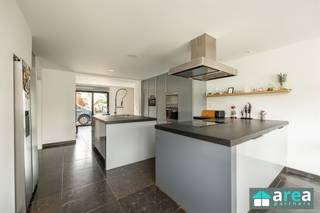 UITZONDERLIJKE VILLA MET BURELEN, MAGAZIJN EN VERWARMD ZWEMBAD!WONEN EN WERKEN OP ÉÉN TERREIN!Deze volledig gerenoveerde villa met bedrijfsmagazijn...