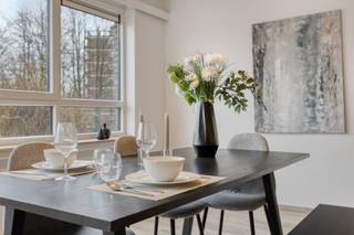 <p><strong>Energiezuinig appartement met 2 slaapkamers en een terras.<br /><br /></strong><strong>Indeling:<br /></strong>Men komt meteen binnen in de centraal gelegen inkomhal, voorzien van een handige, <strong>ingemaakte vestiairekast</strong>.<br />Vooraan de <strong>ruime leefruimte</strong> met aansluitend een <strong>volledig geïnstalleerde nieuwe keuken</strong> met aparte berging.<br />Centraal, een <strong>apart gastentoilet</strong> en een badkamer voorzien van een ligbad met douche en een wastafel.<br />Aan de rustige achterzijde van het gebouw bevinden zich <strong>twee slaapkamers</strong>, waarvan de kleinste toegang verleent tot het <strong>terras</strong> dat zich over de volledige breedte van het gebouw uitstrekt.<br /><br /><strong>Bijzonderheden<br /></strong><strong>EPC</strong> label<strong> A;<br /></strong>Lage maandelijkse kosten.<strong><br /></strong><strong><br />Ligging<br /></strong>Gelegen op een uiterst centrale en vlot bereikbare locatie. Je geniet hier van een <strong>uitstekende verbinding</strong> naar de omliggende gemeenten en het centrum van Antwerpen. Winkels, supermarkten en het openbaar vervoer bevinden zich op wandelafstand.</p>