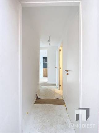 <p><span>In de mooiste winkelstraat van Diest verkoopt Immo Diest dit prachtig doorzonappartement met een gevelbreedte van meer dan 12m!</span></p><p><span>Geniet van uitzonderlijk veel lichtinval, en dat midden in de stad. Het appartement zal klaar zijn bij akte en heeft volgende indeling:</span></p><p><span> </span></p><p><span>GELIJKVLOERS:</span></p><p><span>- gemeenschappelijke inkomhal met fietsenberging</span></p><p><span>- trap naar boven</span></p><p><span>- trap naar de kelder</span></p><p><span> </span></p><p><span>DERDE VERDIEPING:</span></p><p><span>- eigen inkomhal </span></p><p><span>- grote slaapkamer </span></p><p><span>- toffe keuken met toestellen en alle comfort</span></p><p><span>- gezellige leefruimte </span></p><p><span>- zonnig terras aan de achterzijde</span></p><p><span>- badkamer met lavabo en douche</span></p><p><span>- apart toilet</span></p><p><span>- berging/wasplaats met oa. gaswandketel en omvormer zonnepanelen </span></p><p><span> </span></p><p><span>ENERGIEZUINIG:</span></p><p><span>- verwarming op aardgas</span></p><p><span>- zonnepanelen met eigen omvormer (3x400WP)</span></p><p><span>- ventilatie C</span></p><p><span>- EPB voorcalculatie: E38 (dit in een indicatie, het definitieve E-peil kan afwijken van de voorcalculatie en wordt pas vastgesteld na ingebruikname)</span></p><p><span> </span></p><p><span>In de kelder beschikt u nog over een gemeenschappelijke kelderberging (privatieve kelder kan ook voorzien worden).</span></p><p><span>Op het gelijkvloers is er een gemeenschappelijke fietsenberging.</span></p><p><span> </span></p><p><span>PS: </span></p><p><span>- u betaalt geen btw maar 2% registratierechten op de aankoop (als u aan de voorwaarden voldoet)</span></p><p><span>- blijft het E-peil onder E60 en voldoet het appartement aan alle EPB vereisten? Dan geniet u gedurende 5 jaar een vrijstelling op de onroerende voorheffing gezien de Ingrijpende Energetische Renovatie.</span></p><p><span> </span></p><p><span>MEER INFO EN EEN BEZOEK?</span></p><p><span>Aarzel niet, contacteer Immo Diest: 013 31 25 22.</span></p><p><span>Wij laten u dit knappe appartement graag asap bekijken.</span></p>