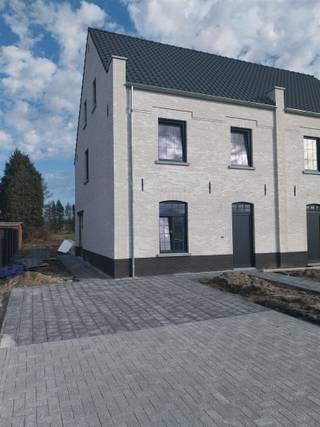 <p><span>Prachtige nieuwbouwwoning van 190 m² op zuid-oost gerichte grond (500 m²)</span></p><p><span>Ontdek deze stijlvolle, energiezuinige woning in lichte gevelsteen met zwarte pannen en strakke zwarte PVC-ramen – een moderne uitstraling in een rustige, groene omgeving.</span></p><p><span>De woning is goed gelegen, ideaal voor wie op zoek is naar rust, ruimte en comfort in een halfopen bebouwing.</span></p><p><span>Indeling</span></p><ul><li><span>Gelijkvloers (70 m²):</span></li><li><span>Inkomhal met apart toilet</span></li><li><span>Ruime, lichtrijke leefruimte van 43 m²</span></li><li><span>Luxe open keuken met kwalitatieve afwerking</span></li><li><span>Aparte berging/wasplaats</span></li><li><span>Verdieping (70 m²):</span></li></ul><p><span>Nachthal</span></p><ul><li><span>Drie ruime slaapkamers</span></li><li><span>Luxe badkamer met ligbad, inloopdouche, dubbel lavabomeubel en apart toilet</span></li></ul><p><span>Zolderverdieping:</span></p><ul><li><span>Overloop, technische ruimte</span></li><li><span>Mogelijkheid tot één grote of twee extra slaapkamers → in totaal vijf slaapkamers, ideaal voor een groot gezin!</span></li></ul><p><span>Comfort &amp; Afwerking</span></p><p><span>Verwarming via warmtepomp, ook voorzien op de slaapkamers</span></p><p><span>Volledig afgewerkte woning – instapklaar bij oplevering</span></p><p><span>De tuin wordt ingezaaid, en de oprit en een terras van 15m² worden eveneens aangelegd.</span></p><p><span>U kan ook in onze modelwoning te Mol een bezoek brengen. Bel 0475 245013.</span></p><p><span> </span></p><p><span> </span></p>