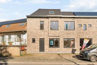 Located in the quiet village of Spiere, just 15 minutes from Mouscron and Avelgem and 20 minutes from Tournai and Kortrijk, this partially...