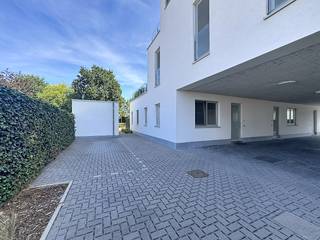 Dit eenslaapkamer appartement is niet ver gelegen van centrum Deinze en beschikt over alle hedendaags comfort. Indeling; inkom, toilet, geïnstalleerde open keuken, leefruimte, badkamer en slaapkamer. Verder is er nog een terras en gemeenschappelijke tuin waar je kan genieten van alle rust en prachtig zicht op de Leie. Een staanplaats is inbegrepen in de huurprijs. Gemeenschappelijke kosten: €75/maand.