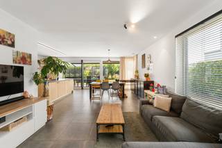 <p>Moderne halfopen bebouwing in een residentiële buurt in Zulte.</p>
<p> </p>
<p>Deze recente woning uit 2020 combineert hedendaags wooncomfort met een energiezuinig karakter dankzij het uitstekende EPC-label A+. De woning biedt een ruime en praktische indeling met 3 volwaardige slaapkamers, ideaal voor gezinnen of wie extra ruimte zoekt. De zuidgerichte tuin van 140 m² geniet van een aangenaam groen zicht. Dankzij de residentiële ligging woon je hier rustig, met een vlotte verbinding naar het centrum van Zulte en omliggende gemeenten. Een instapklare woning waar comfort, ruimte en duurzaamheid centraal staan.</p>
<p> </p>
<p>• Inkomhal met toegang tot de leefruimte<br />• Lichtrijke living met zicht op de tuin<br />• Volledig geïnstalleerde keuken met praktische indeling<br />• Berging en wasplaats voor extra opbergruimte<br />• Apart toilet boven en beneden<br />• 3 volwaardige slaapkamers<br />• Badkamer met alle nodige comfort<br />• Zuidgerichte tuin van 140 m² met groen zicht<br />• Tuinhuis voor bijkomende opslag<br />• Plaats voor 2 wagens</p>
<p> </p>
<p>• Recente BEN-woning met energiezuinig EPC-label A+<br />• Zuidgerichte tuin met open groen zicht<br />• Ruime indeling met 3 volwaardige slaapkamers</p>
<p> </p>
<p>Neem vandaag nog contact op met je ERA-makelaar voor een bezoek.</p>
<p> </p>
<p>JOUW DROOMHUIS. ZO GEVONDEN!</p>